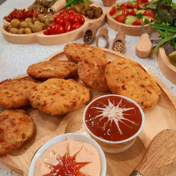 طرز تهیه کوکوی مرغ پنیری