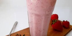 طرز تهیه میلک شیک توت فرنگی ساده به روش کافه ای