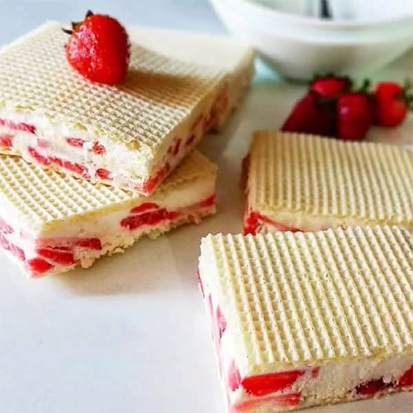 طرز تهیه بستنی توت فرنگی