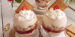 طرز تهیه دسر توت فرنگی مجلسی با طعم بسیار عالی