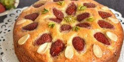 طرز تهیه کیک توت فرنگی و بادام ساده با طعم بسیار عالی