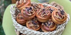 طرز تهیه نان رول کره ای، عصرانه‌ای بسیار خوشمزه و خاص!