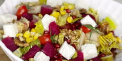 طرز تهیه سالاد پاییزی خوشمزه و ساده با کاهو و انار