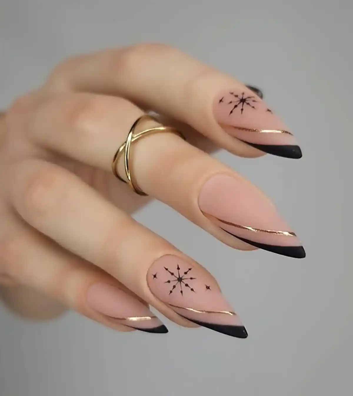 طراحی ناخن فرنچ مشکی