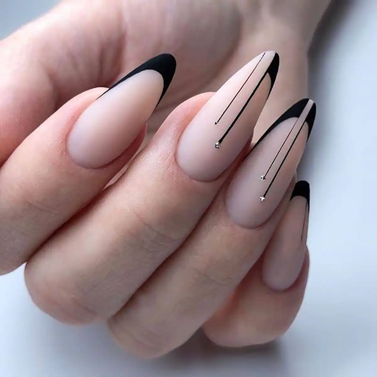 طراحی ناخن فرنچ مشکی
