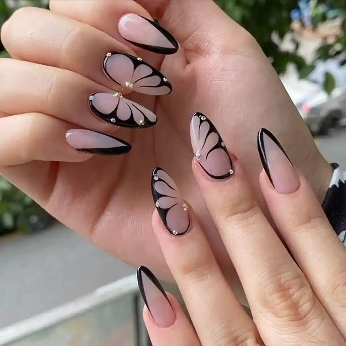 طراحی ناخن فرنچ مشکی
