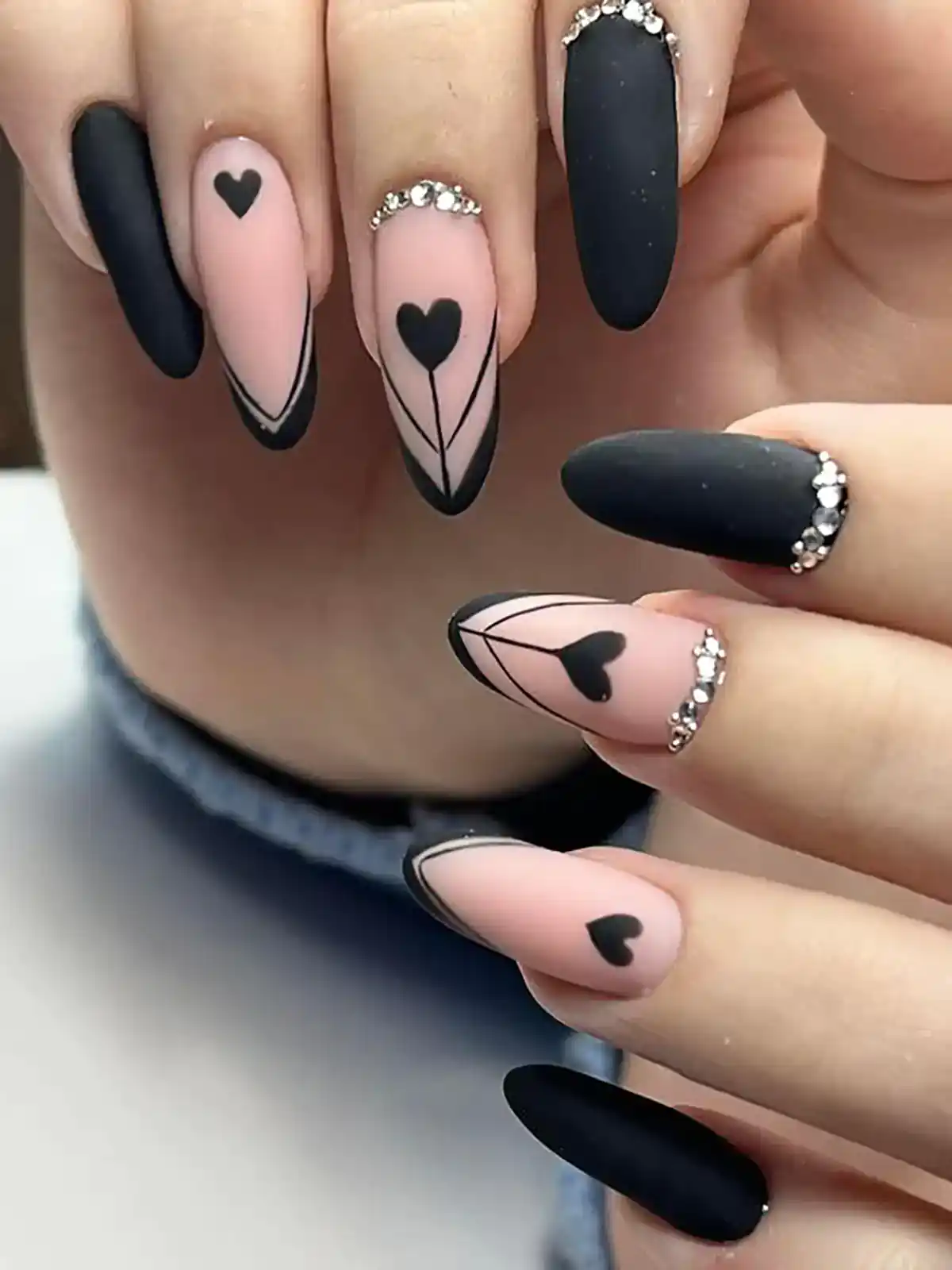 طراحی ناخن فرنچ مشکی