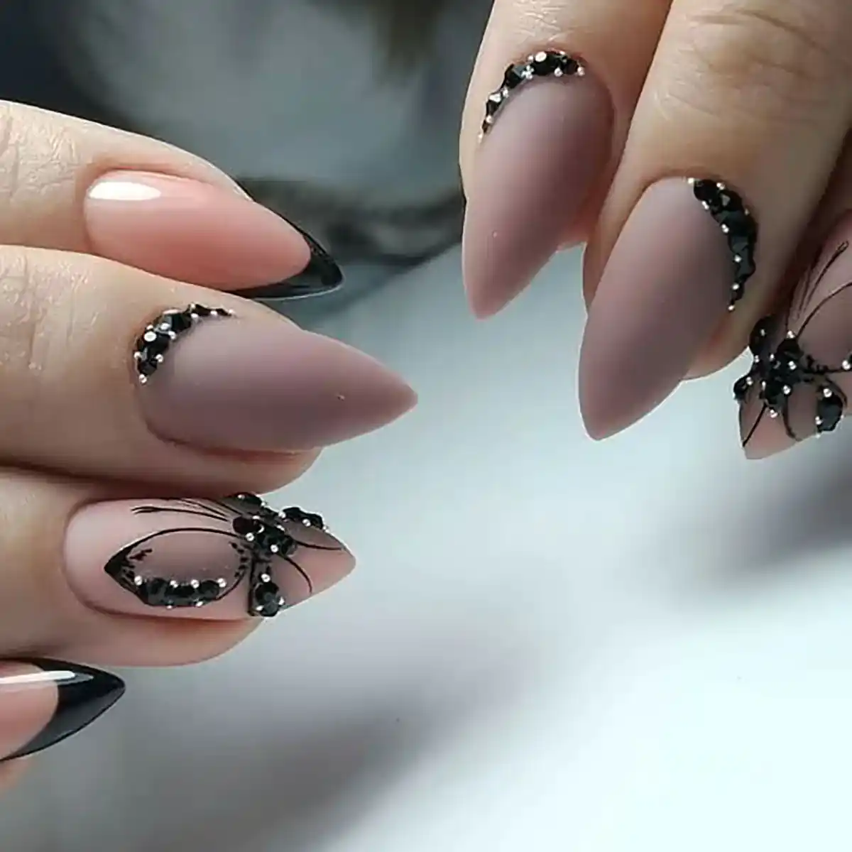 طراحی ناخن فرنچ مشکی