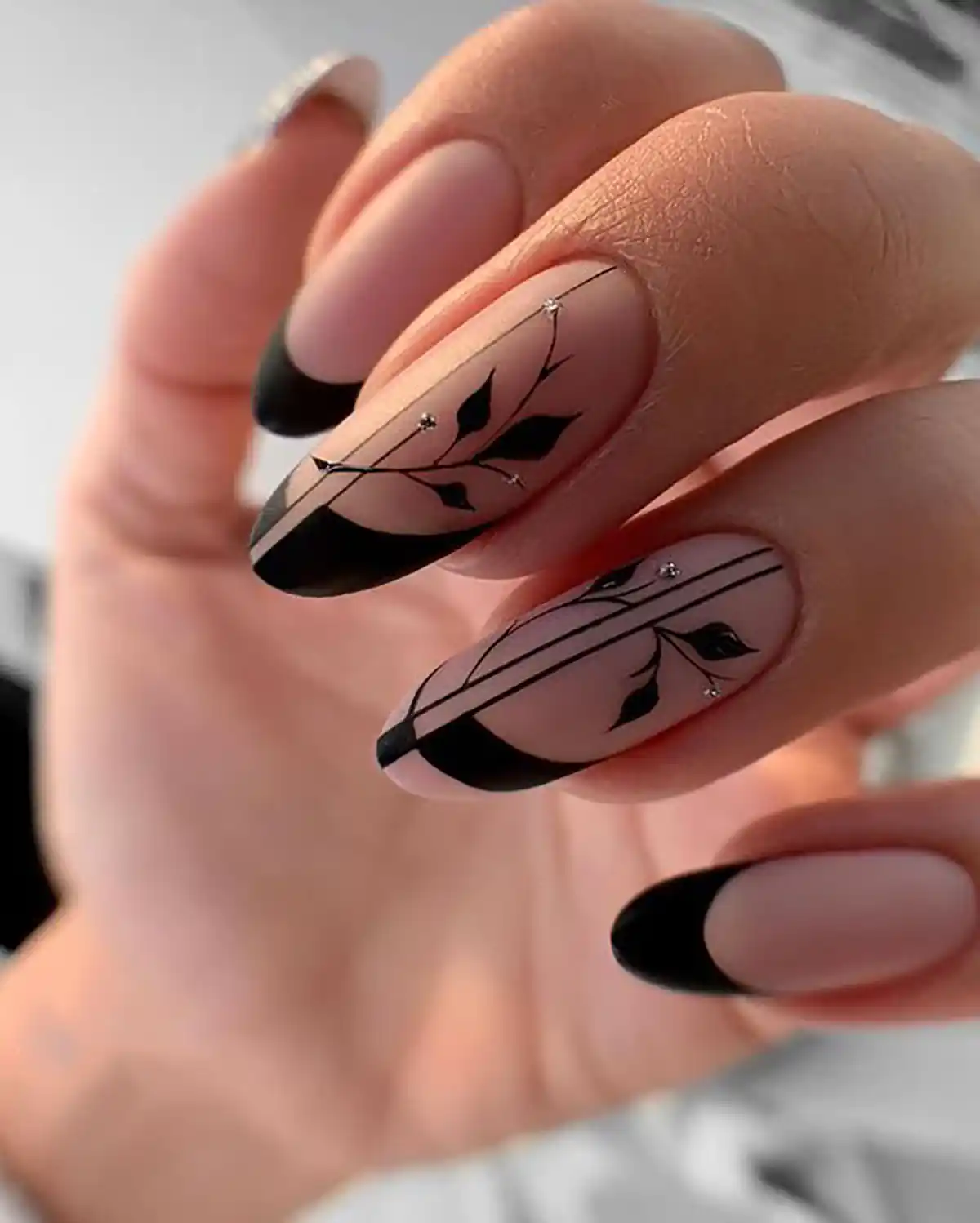 طراحی ناخن فرنچ مشکی