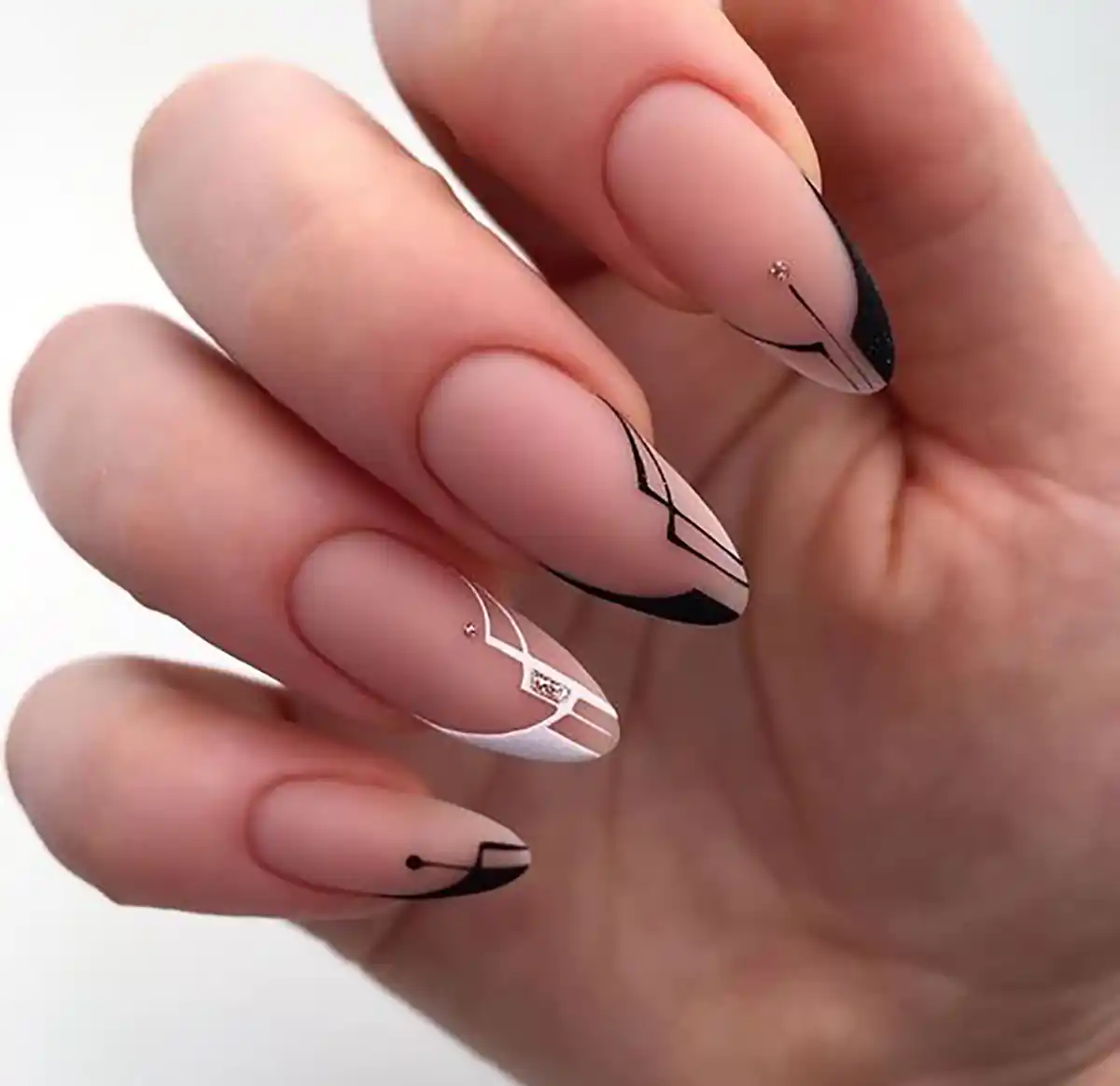 طراحی ناخن فرنچ مشکی