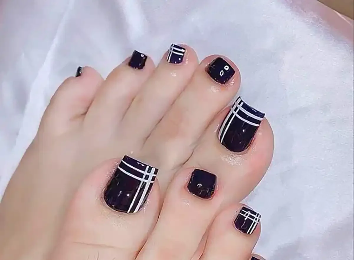 طراحی ناخن پا مشکی
