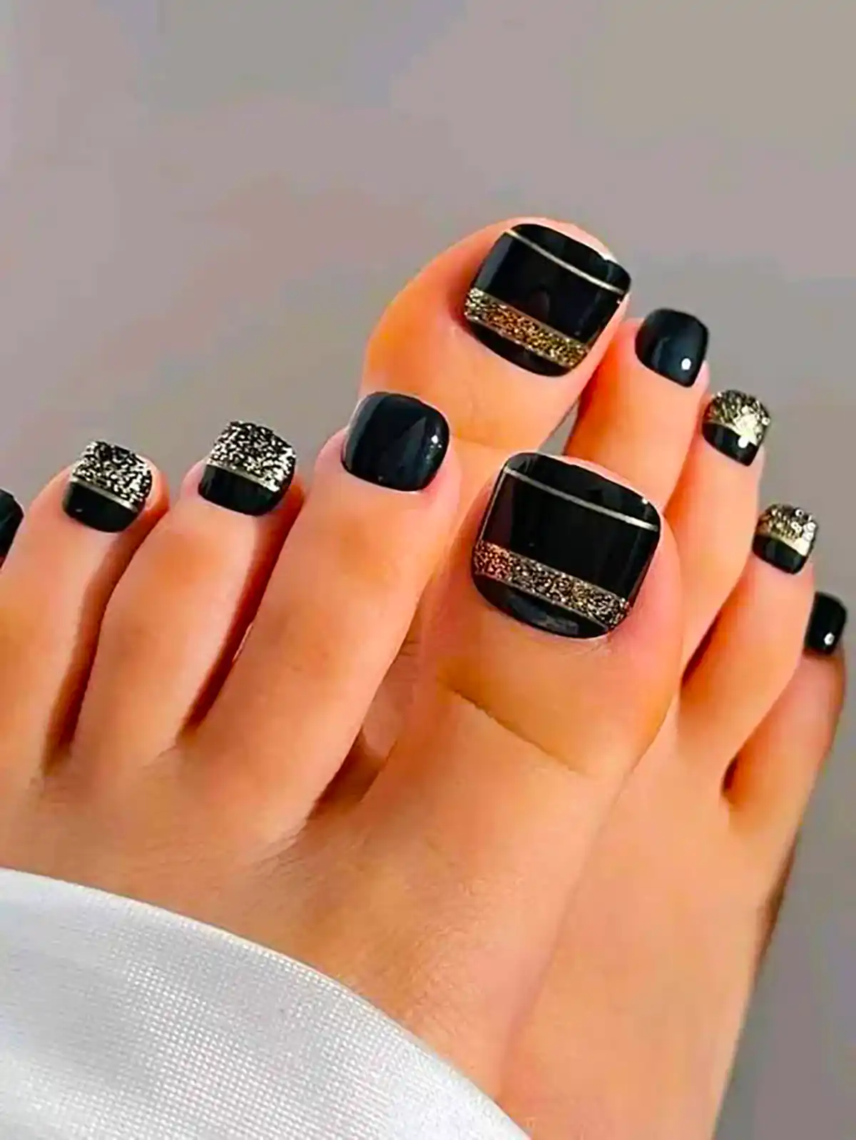 طراحی ناخن پا مشکی