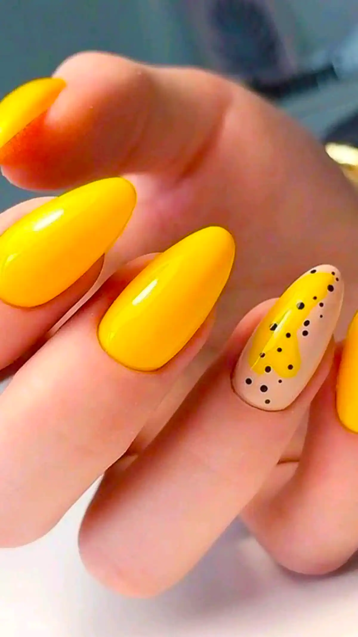 طراحی ناخن زرد جذاب