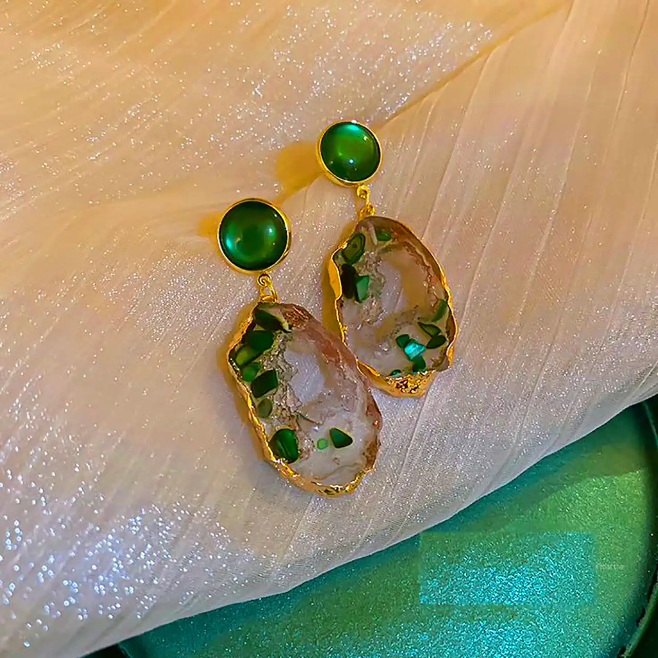 گوشواره با سنگ معدنی