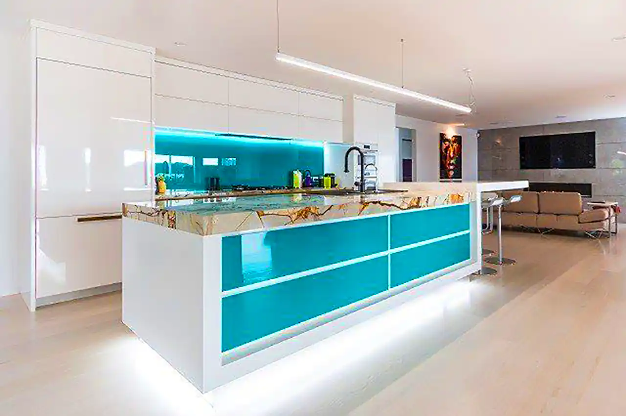 آشپزخانه مدرن با کابینت فیروزه ای 