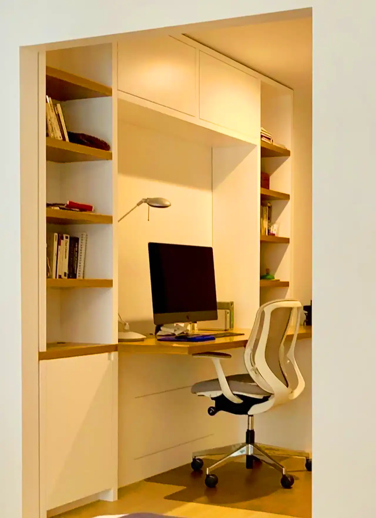 چیدمان اتاق کار ساده و دنج