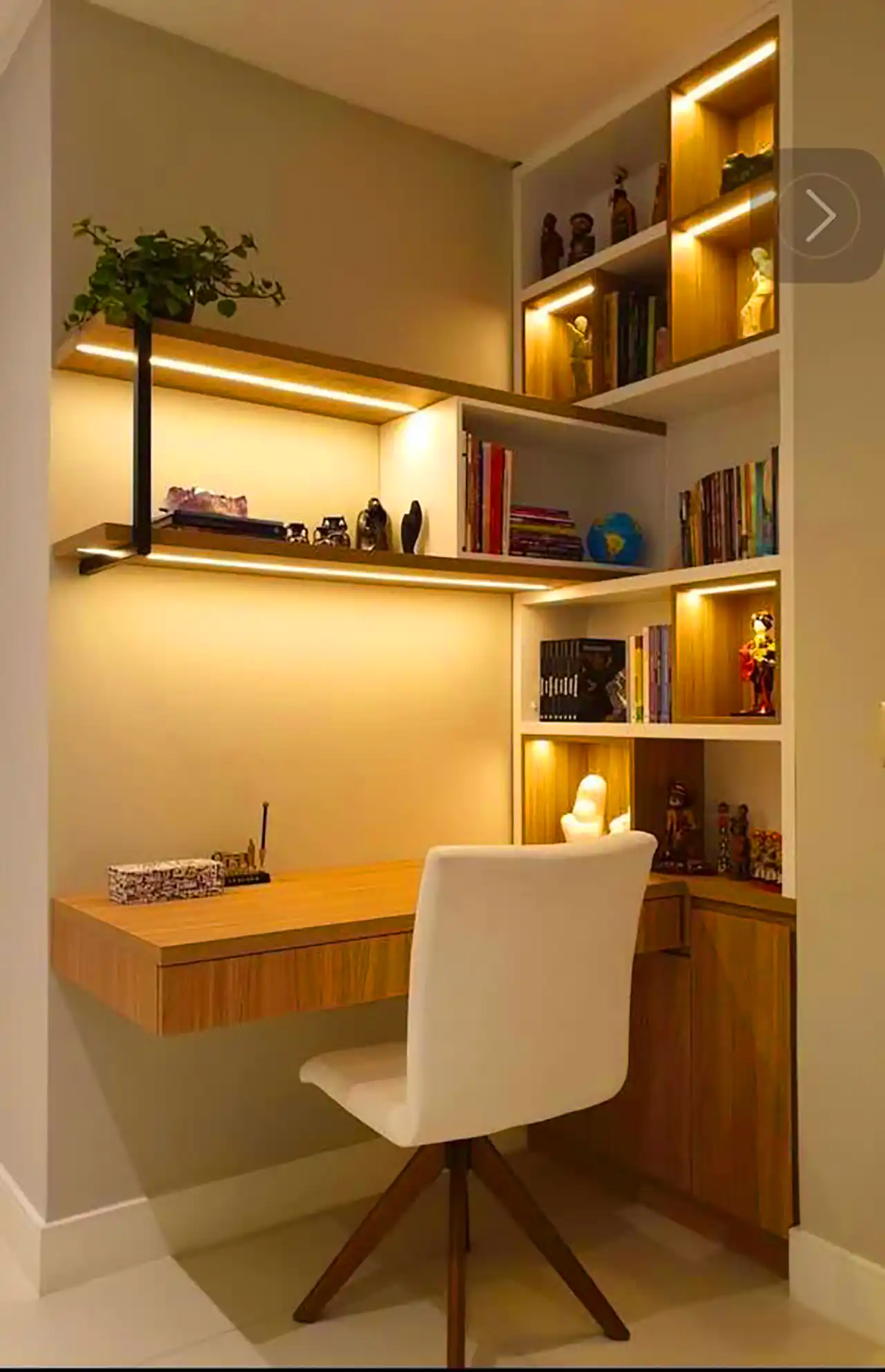 چیدمان اتاق کار ساده و دنج